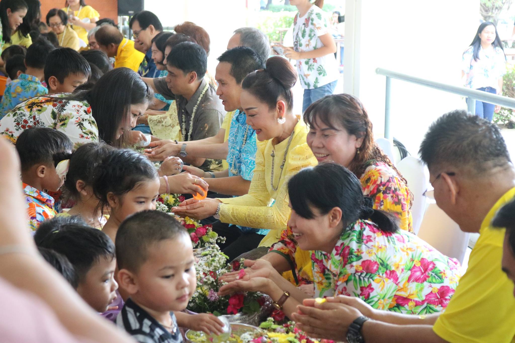 รดน้ำขอพรผู้ใหญ่ สงกรานต์มหาวิทยาลัย ปี 2562