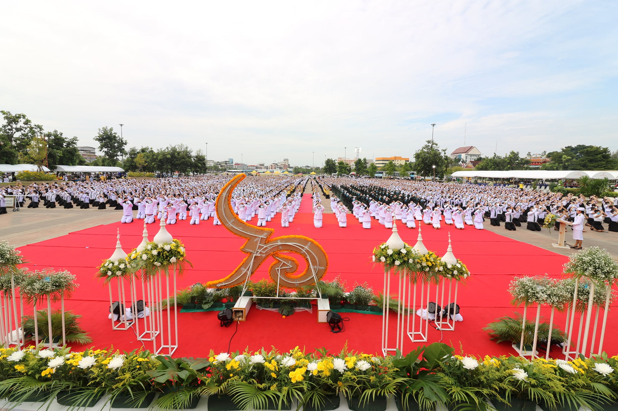 เดินเทิดพระเกียรติ วางพวงมาลา ถวายบังคมเบื้องหน้าพระบรมฉายาลักษณ์