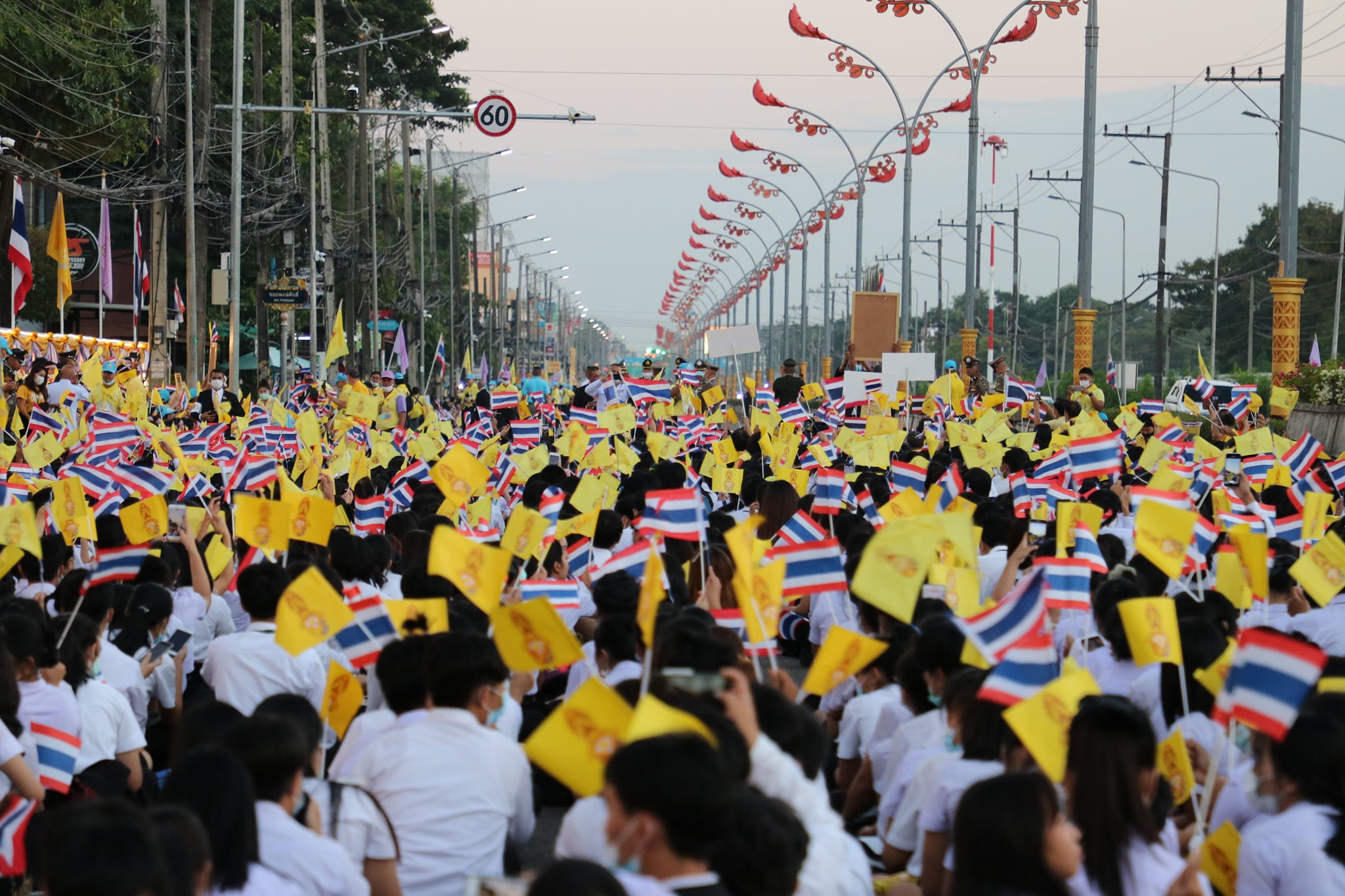 เฝ้ารับเสด็จพระบาทสมเด็จพระเจ้าอยู่หัว และพระราชินี