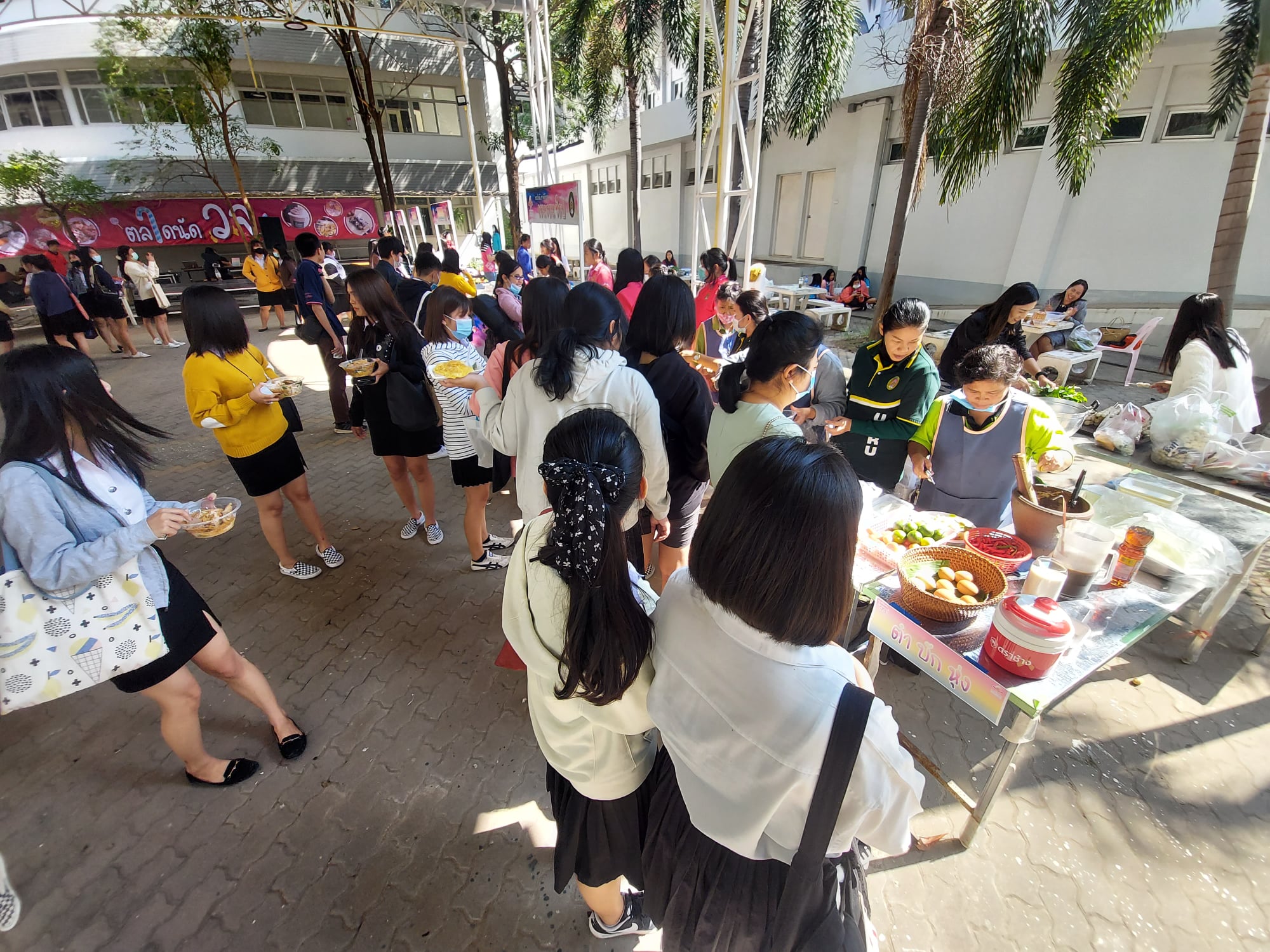 บรรยากาศเปิดตลาดนัดวจ. วันแรก