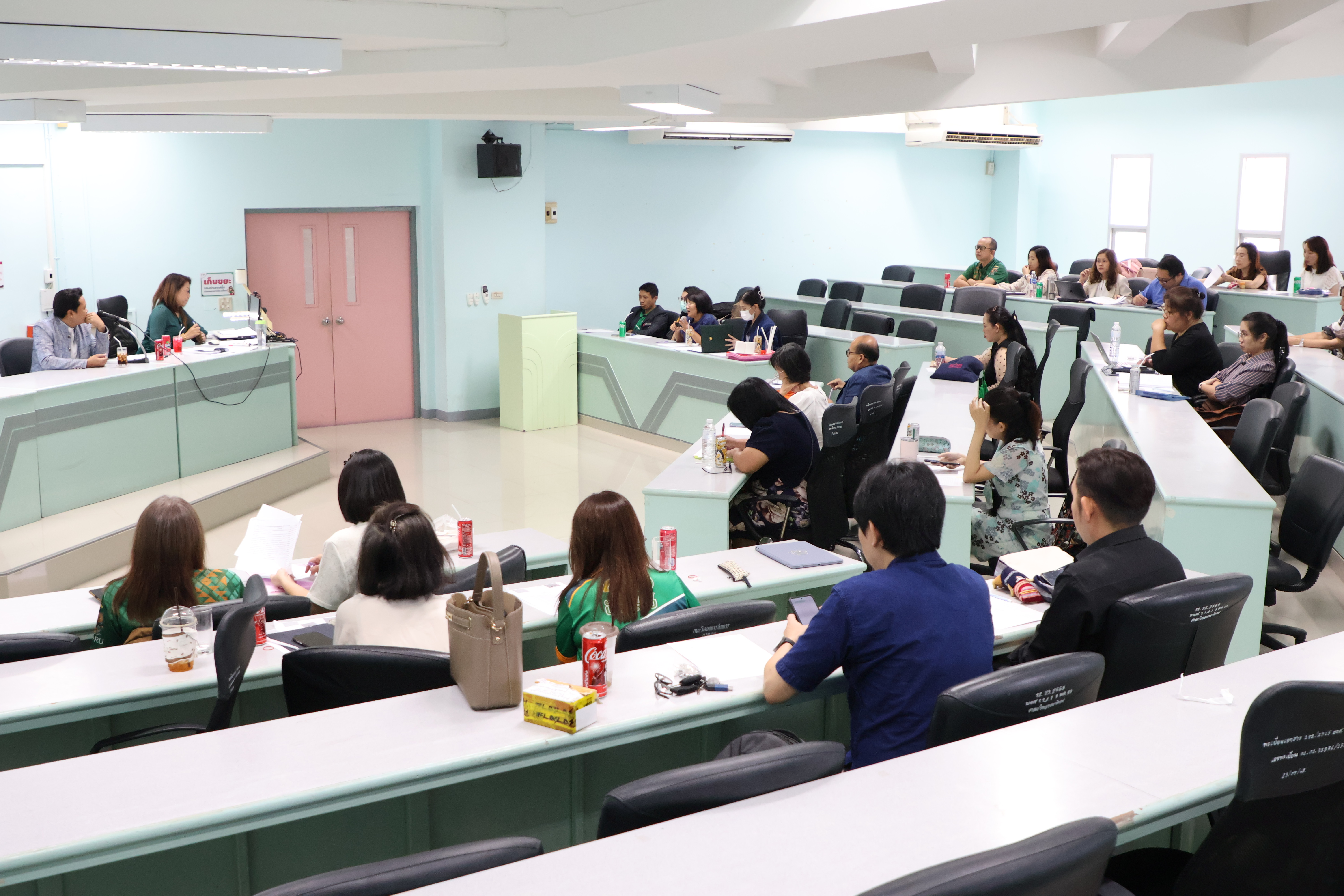 ประชุมการจัดทำรายวิชาแกน หลักสูตรบริหารธุรกิจ