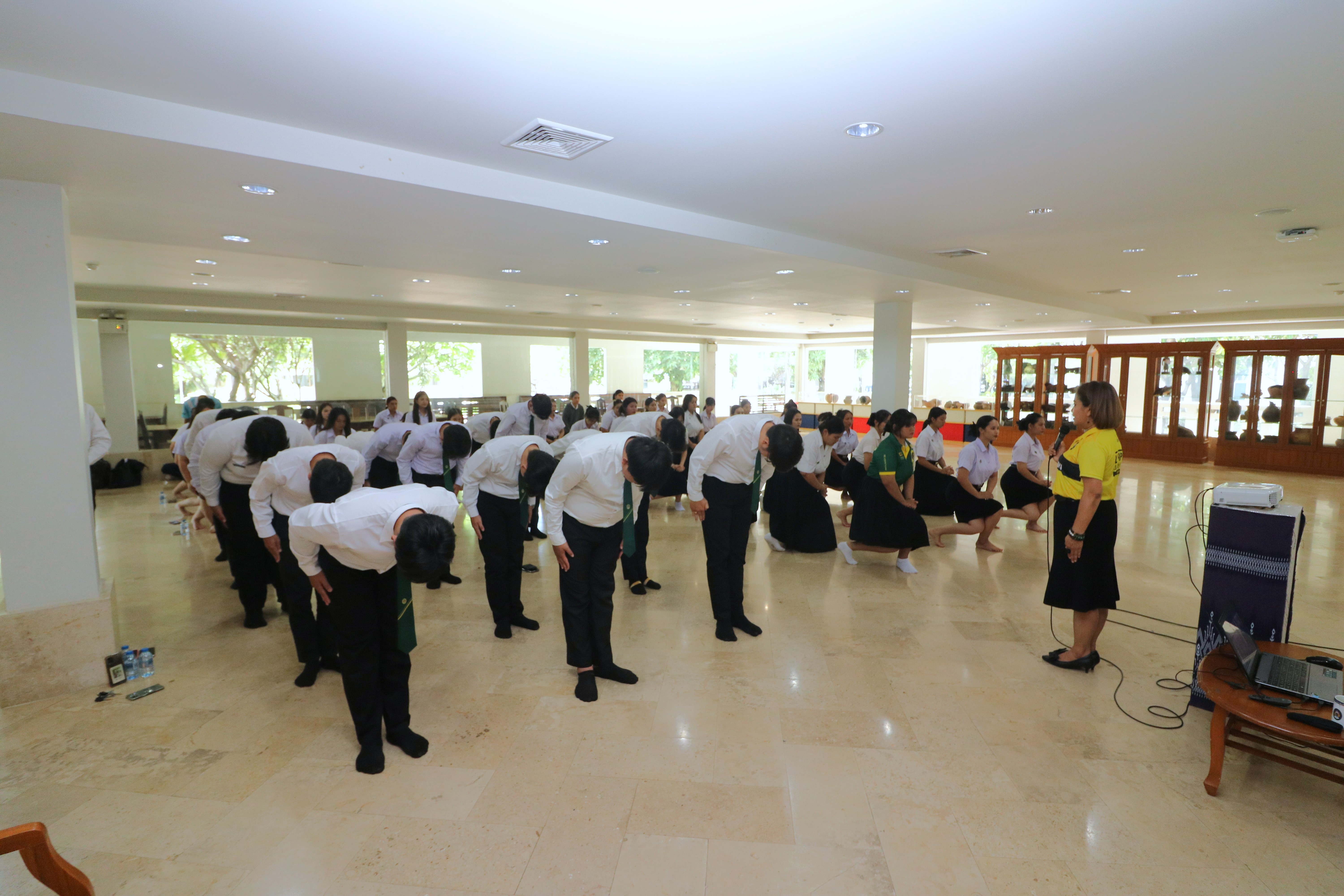 โครงการอบรมมารยาทไทย และการเข้าร่วมในพิธีวันสำคัญ