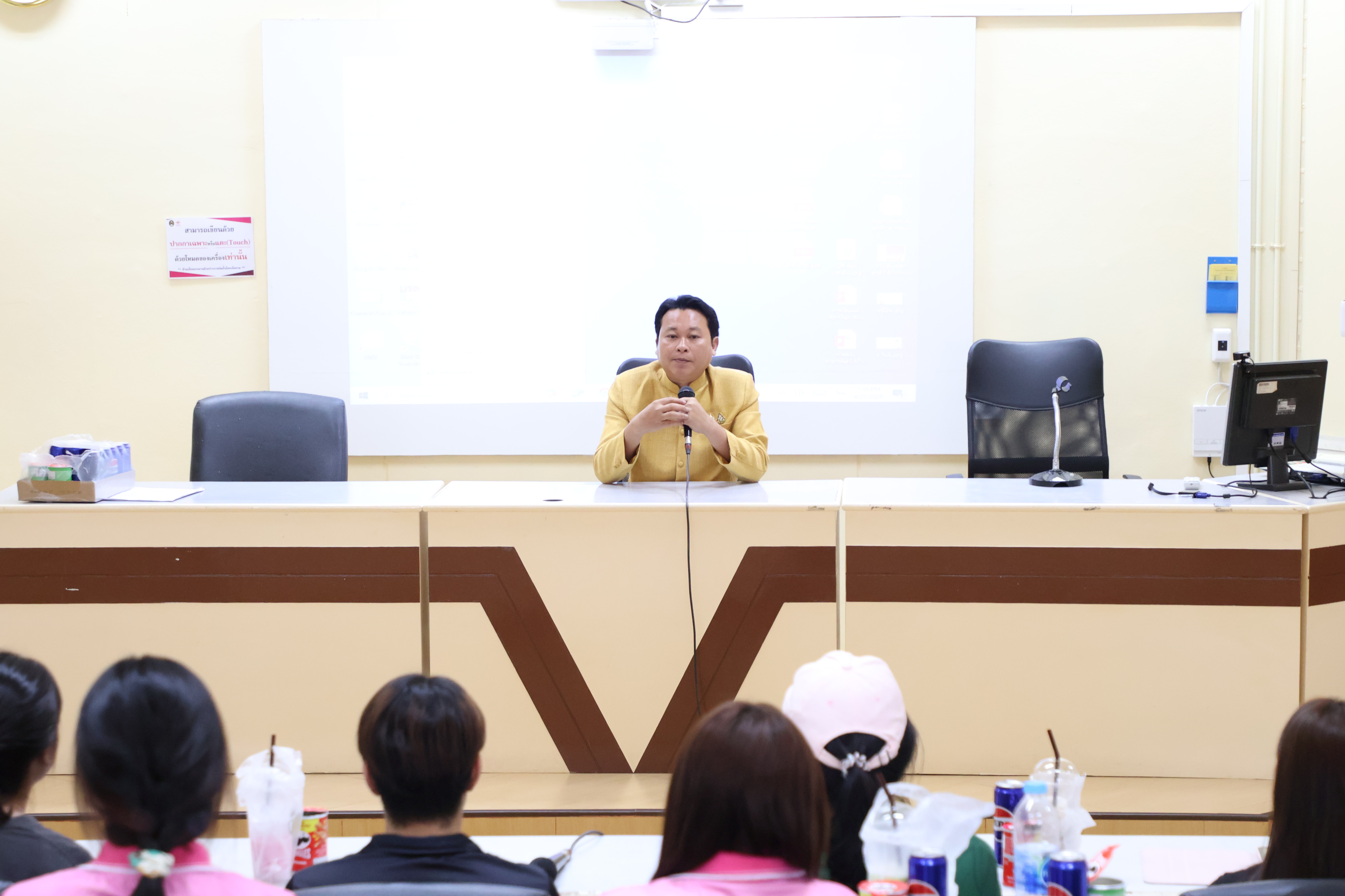 คณบดีประชุมนายกสโมสรนักศึกษาและคณะกรรมการประจำปี 2568